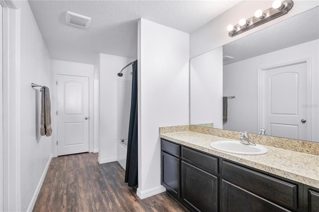 合同活跃: $345,000 (4 贝兹, 2 浴室, 2198 平方英尺)