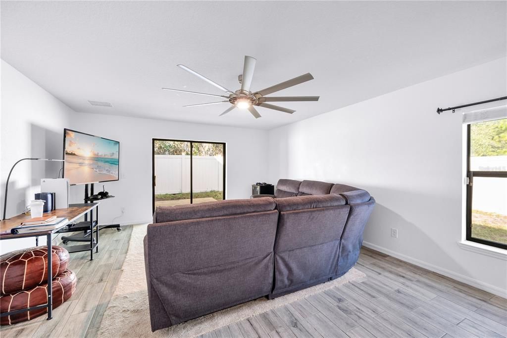 合同活跃: $345,000 (4 贝兹, 2 浴室, 2198 平方英尺)