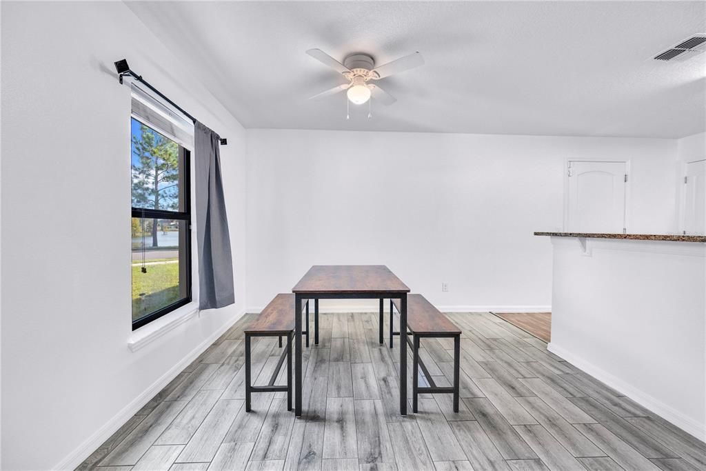 合同活跃: $345,000 (4 贝兹, 2 浴室, 2198 平方英尺)