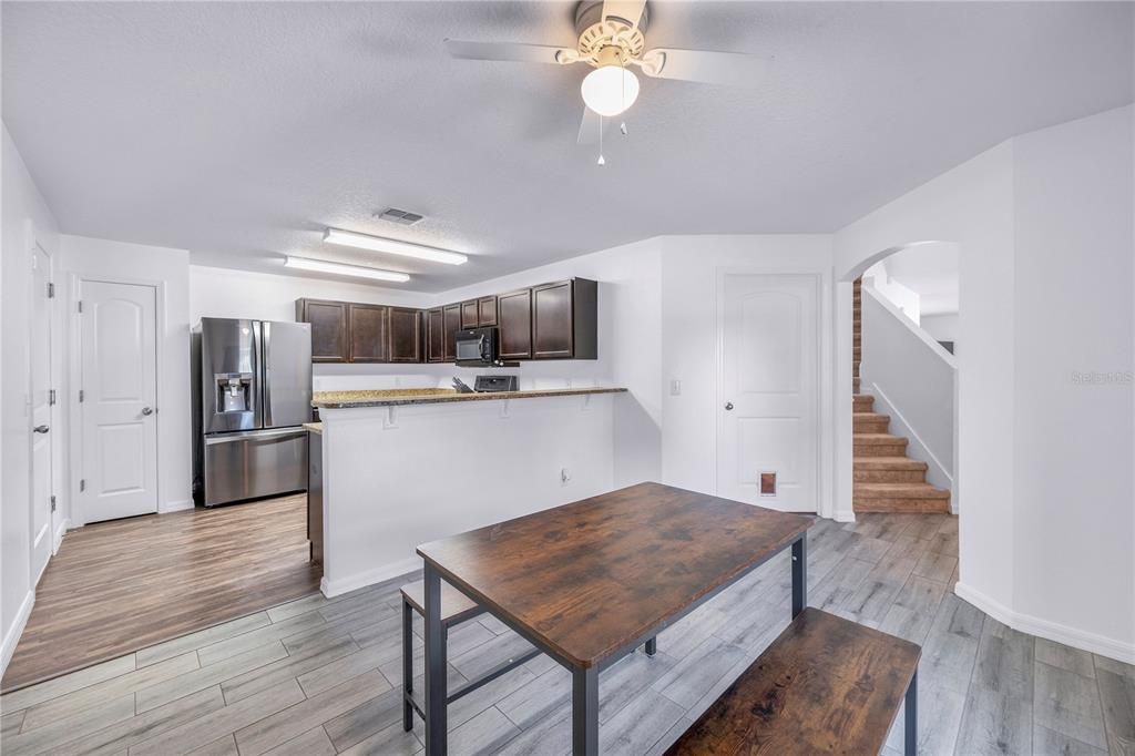 合同活跃: $345,000 (4 贝兹, 2 浴室, 2198 平方英尺)