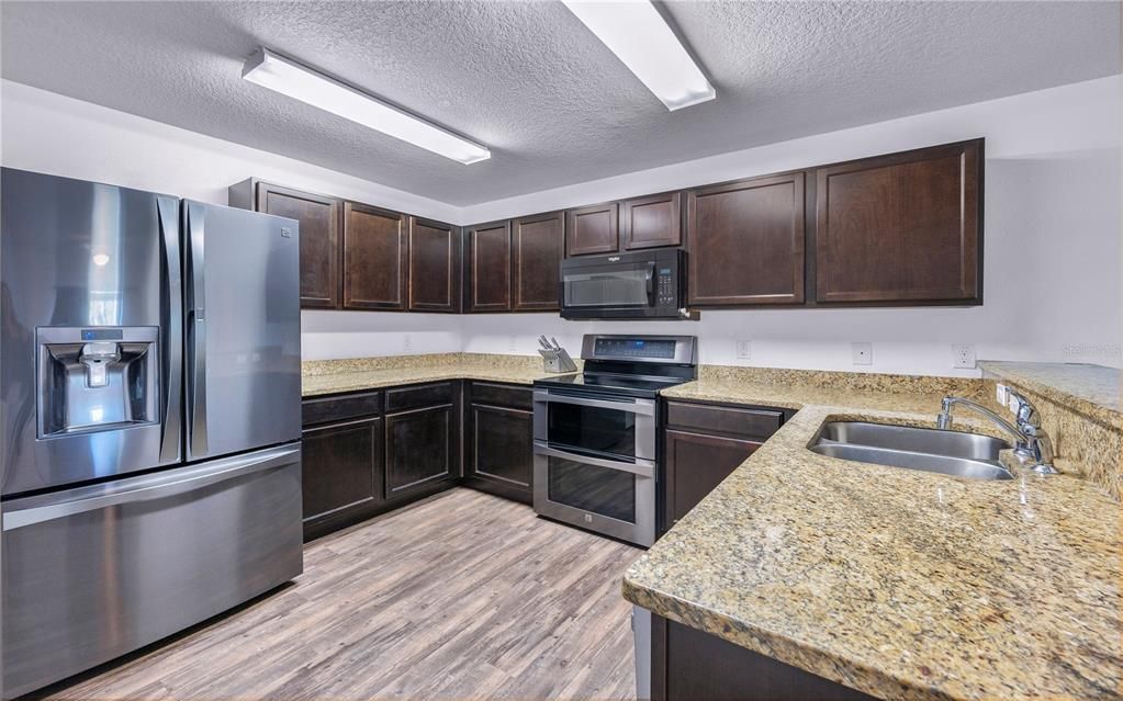 合同活跃: $345,000 (4 贝兹, 2 浴室, 2198 平方英尺)