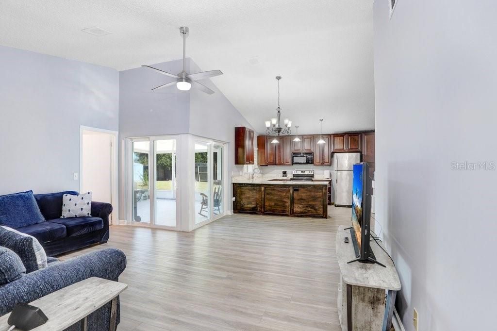 Под контрактом: $379,900 (4 спален, 2 ванн, 1304 Квадратных фут)