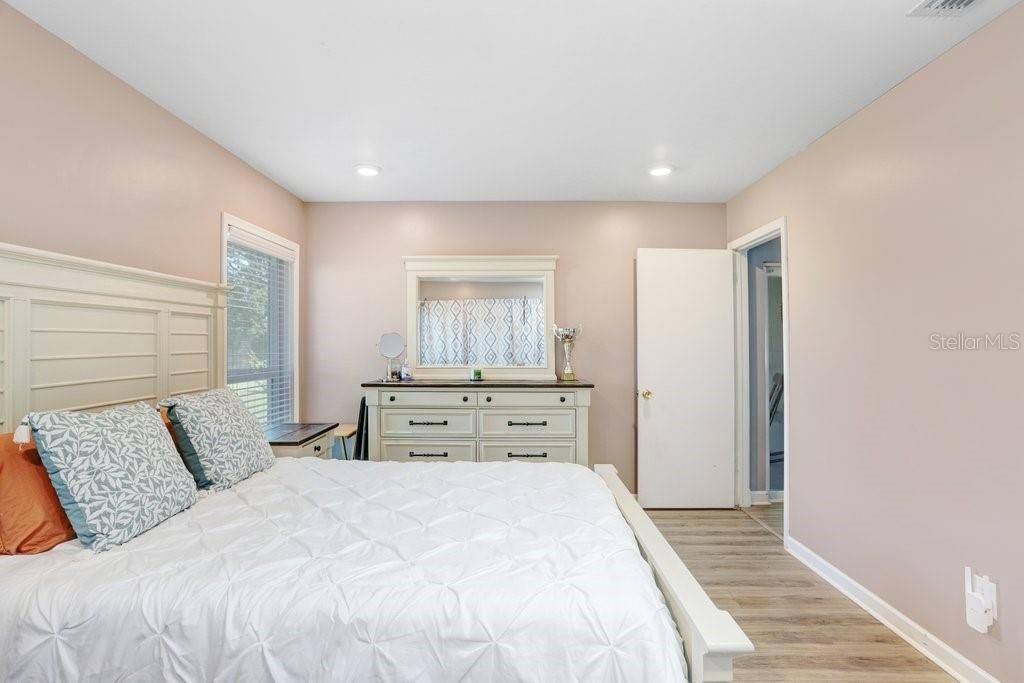 Под контрактом: $379,900 (4 спален, 2 ванн, 1304 Квадратных фут)