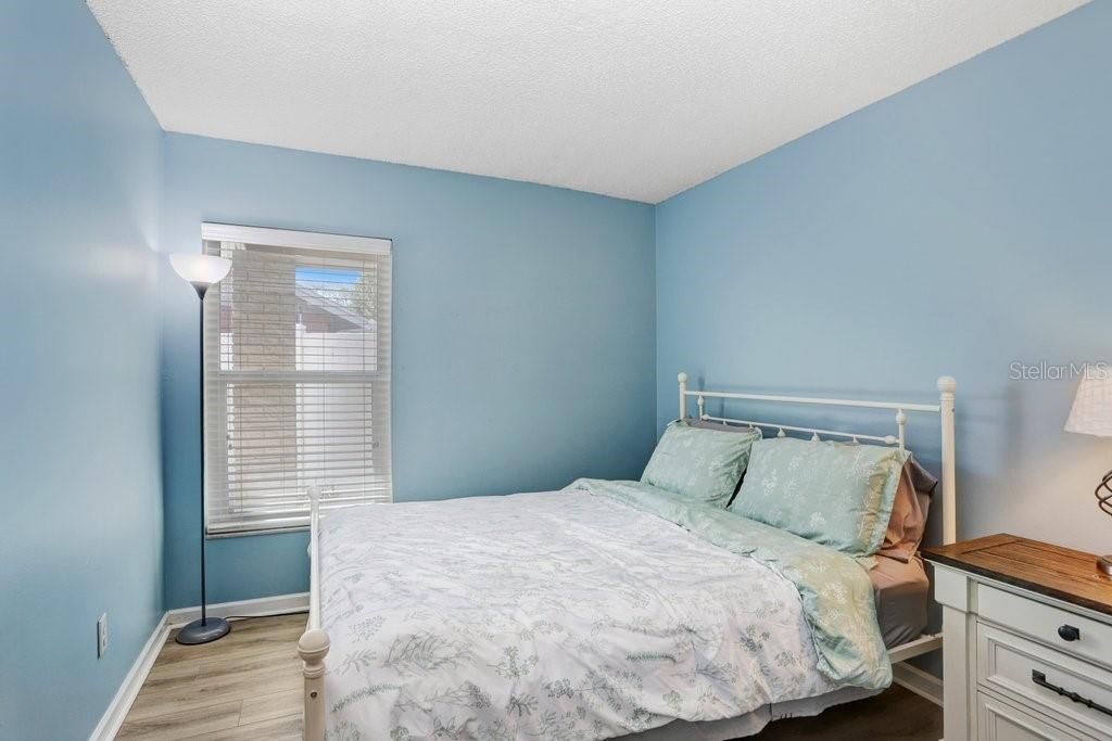 Под контрактом: $379,900 (4 спален, 2 ванн, 1304 Квадратных фут)