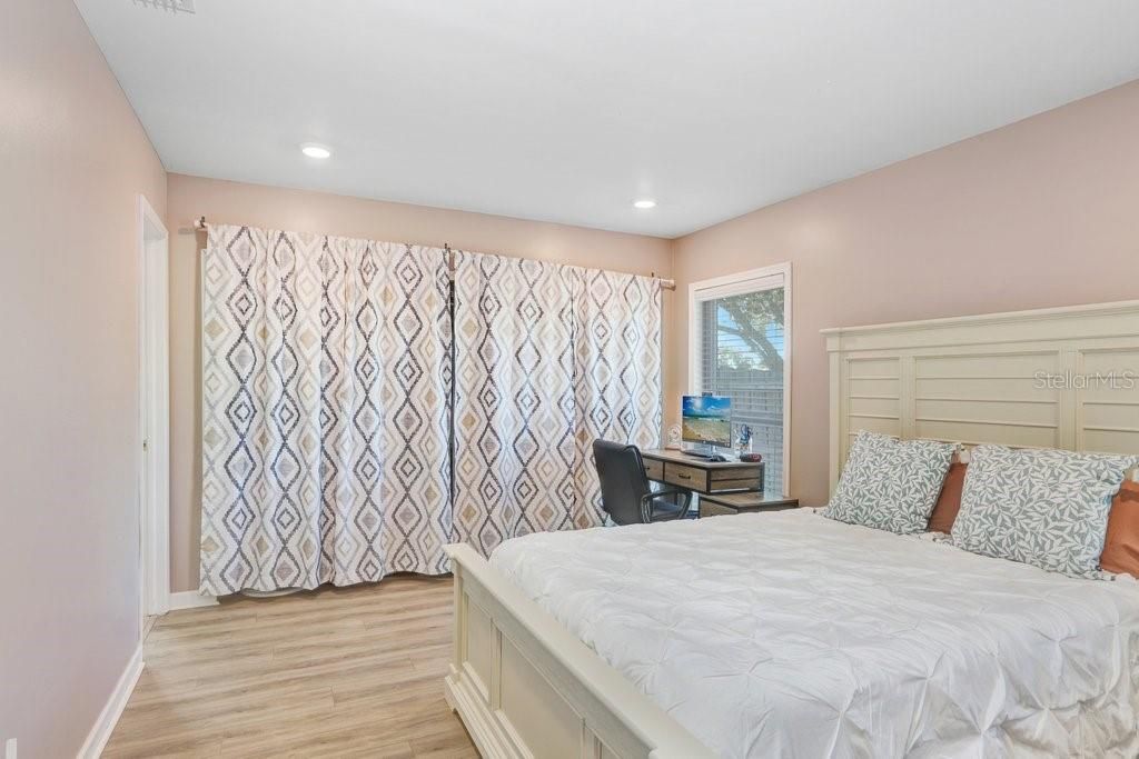 Под контрактом: $379,900 (4 спален, 2 ванн, 1304 Квадратных фут)