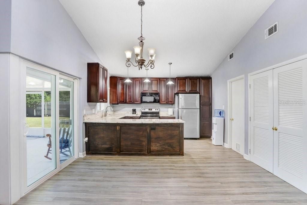 Под контрактом: $379,900 (4 спален, 2 ванн, 1304 Квадратных фут)