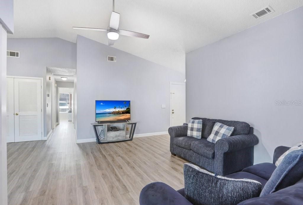 Под контрактом: $379,900 (4 спален, 2 ванн, 1304 Квадратных фут)