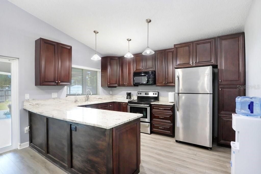 Под контрактом: $379,900 (4 спален, 2 ванн, 1304 Квадратных фут)