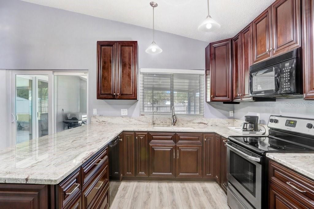 Под контрактом: $379,900 (4 спален, 2 ванн, 1304 Квадратных фут)