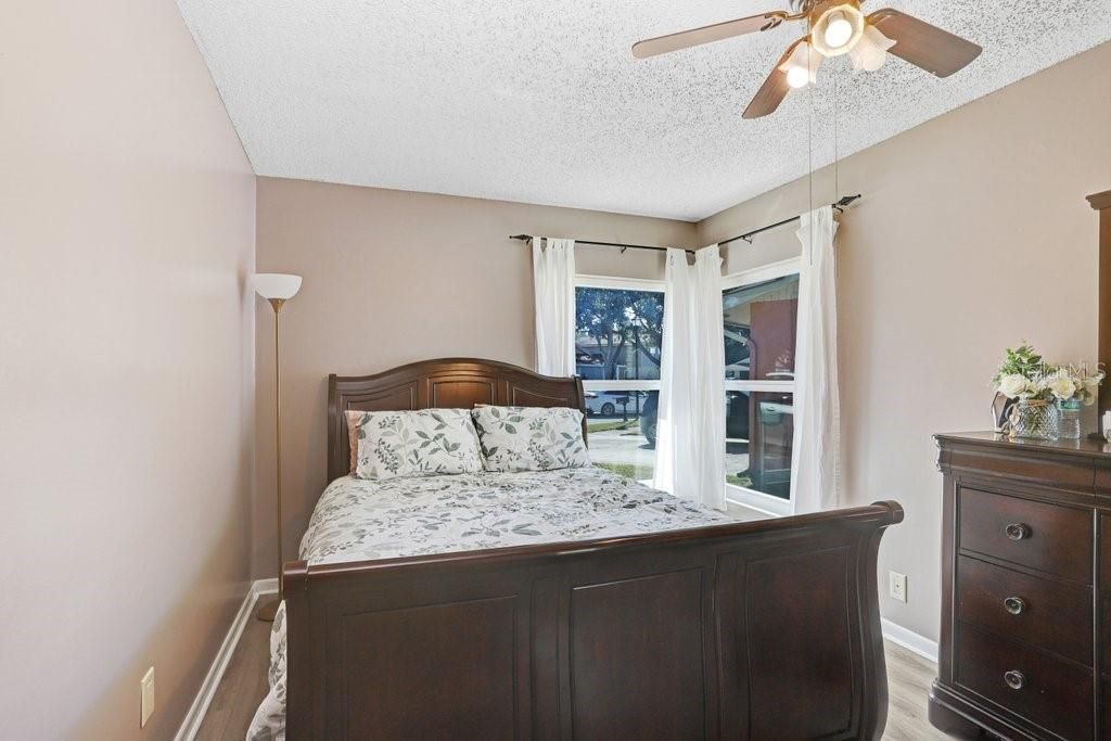 Под контрактом: $379,900 (4 спален, 2 ванн, 1304 Квадратных фут)