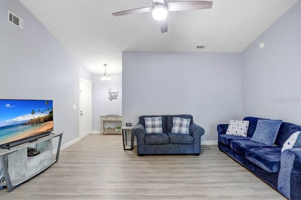 Под контрактом: $379,900 (4 спален, 2 ванн, 1304 Квадратных фут)