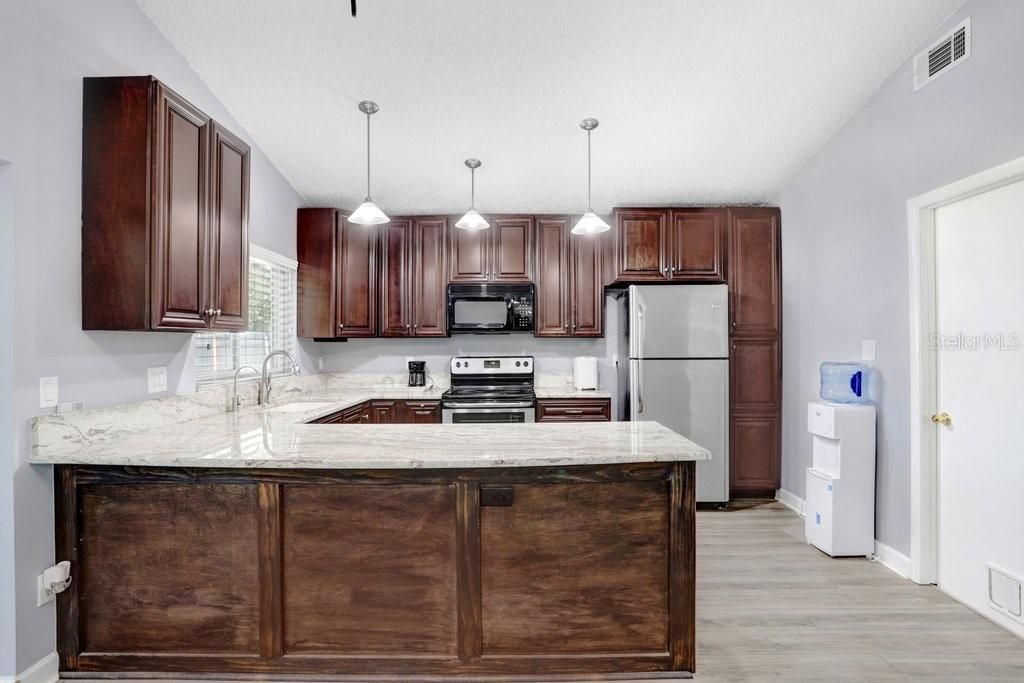 Под контрактом: $379,900 (4 спален, 2 ванн, 1304 Квадратных фут)