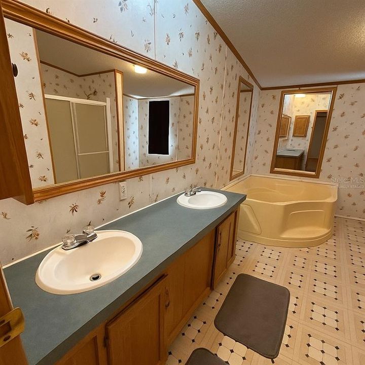 合同活跃: $139,900 (3 贝兹, 2 浴室, 1456 平方英尺)