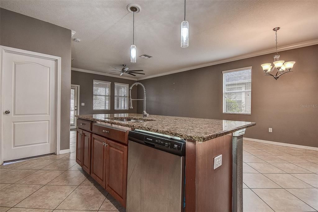 En Venta: $469,000 (5 camas, 3 baños, 2507 Pies cuadrados)