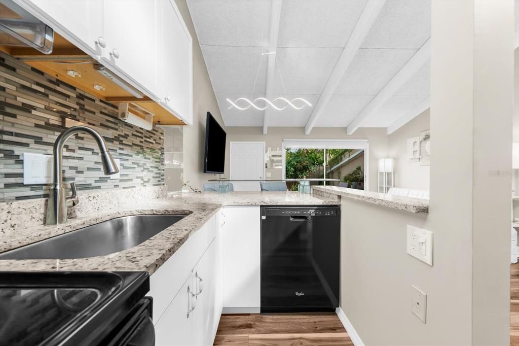 Active With Contract: $170,000 (1 beds, 1 baths, 465 Square Feet)