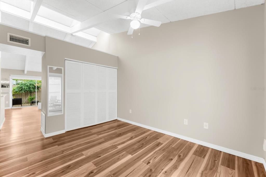 Active With Contract: $170,000 (1 beds, 1 baths, 465 Square Feet)