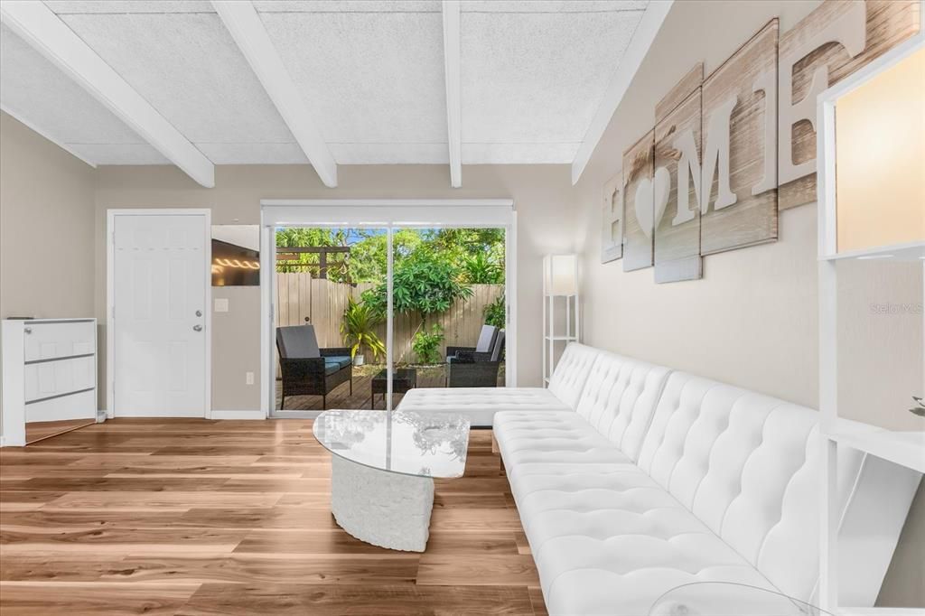 Active With Contract: $170,000 (1 beds, 1 baths, 465 Square Feet)