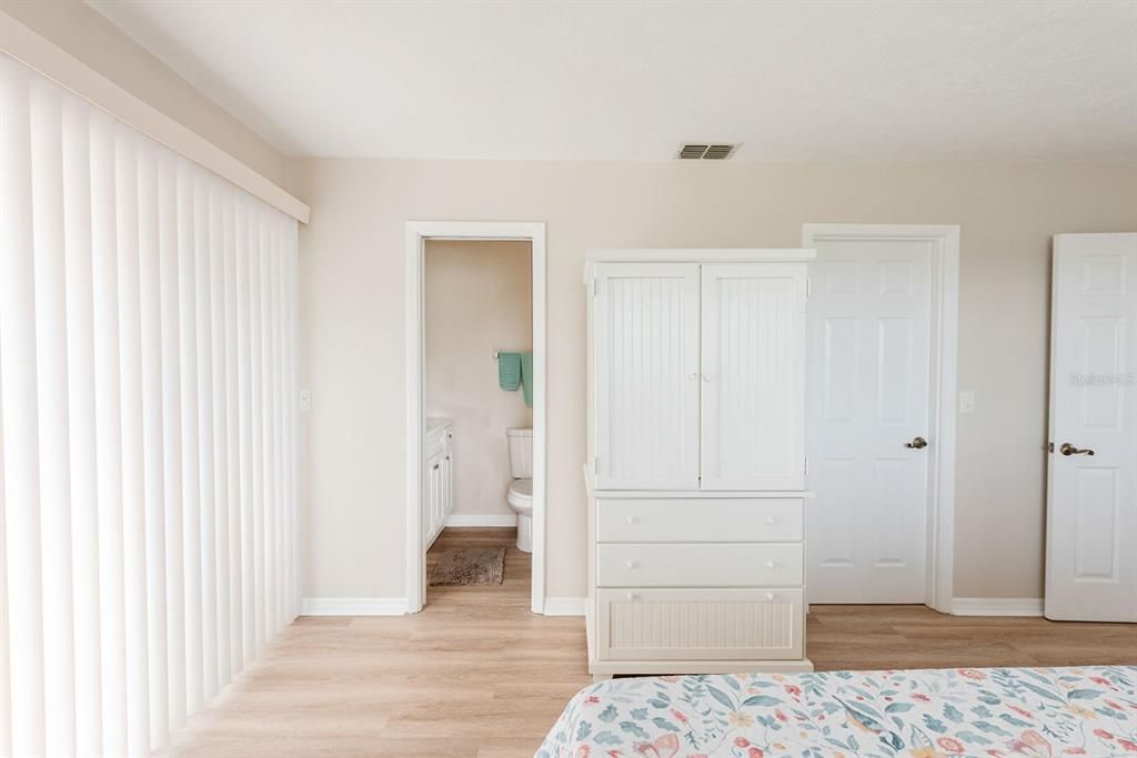 待售: $188,000 (2 贝兹, 2 浴室, 1056 平方英尺)