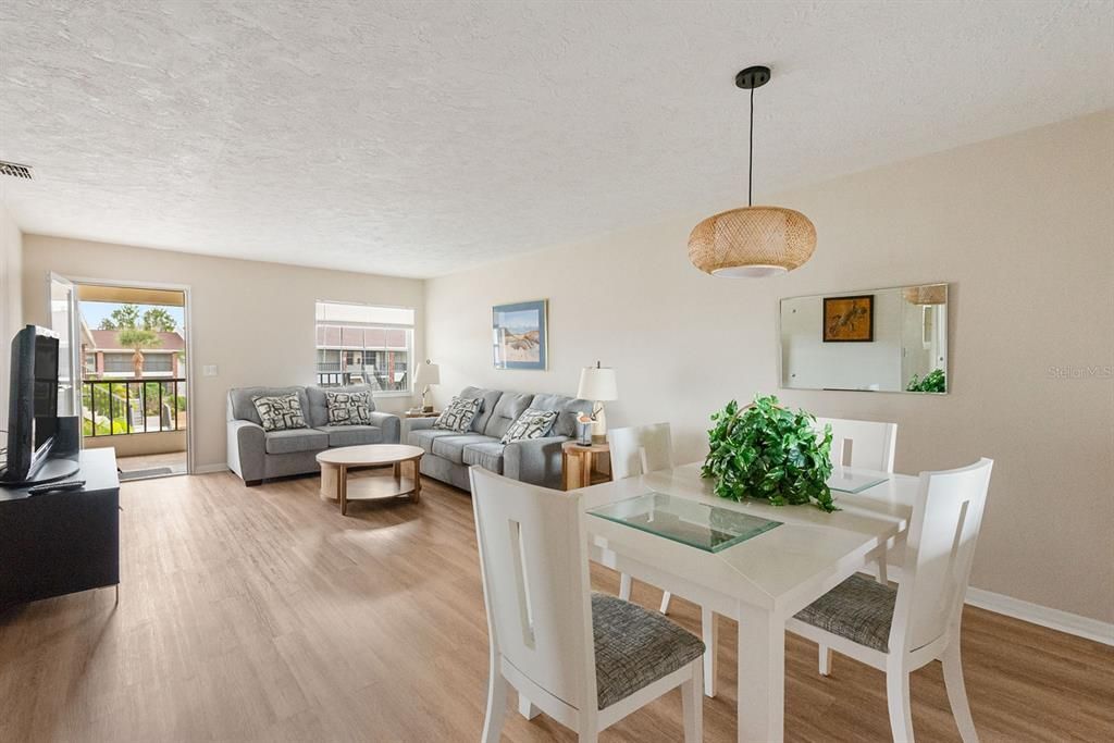 待售: $188,000 (2 贝兹, 2 浴室, 1056 平方英尺)