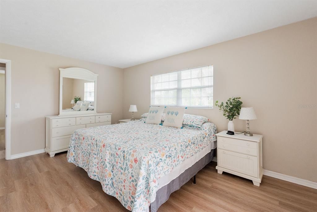 待售: $188,000 (2 贝兹, 2 浴室, 1056 平方英尺)