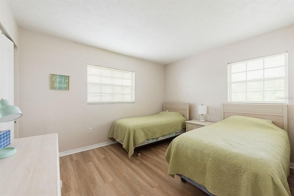 待售: $188,000 (2 贝兹, 2 浴室, 1056 平方英尺)