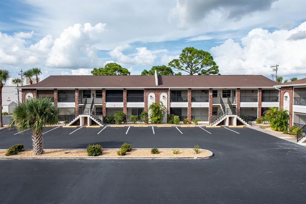 待售: $188,000 (2 贝兹, 2 浴室, 1056 平方英尺)