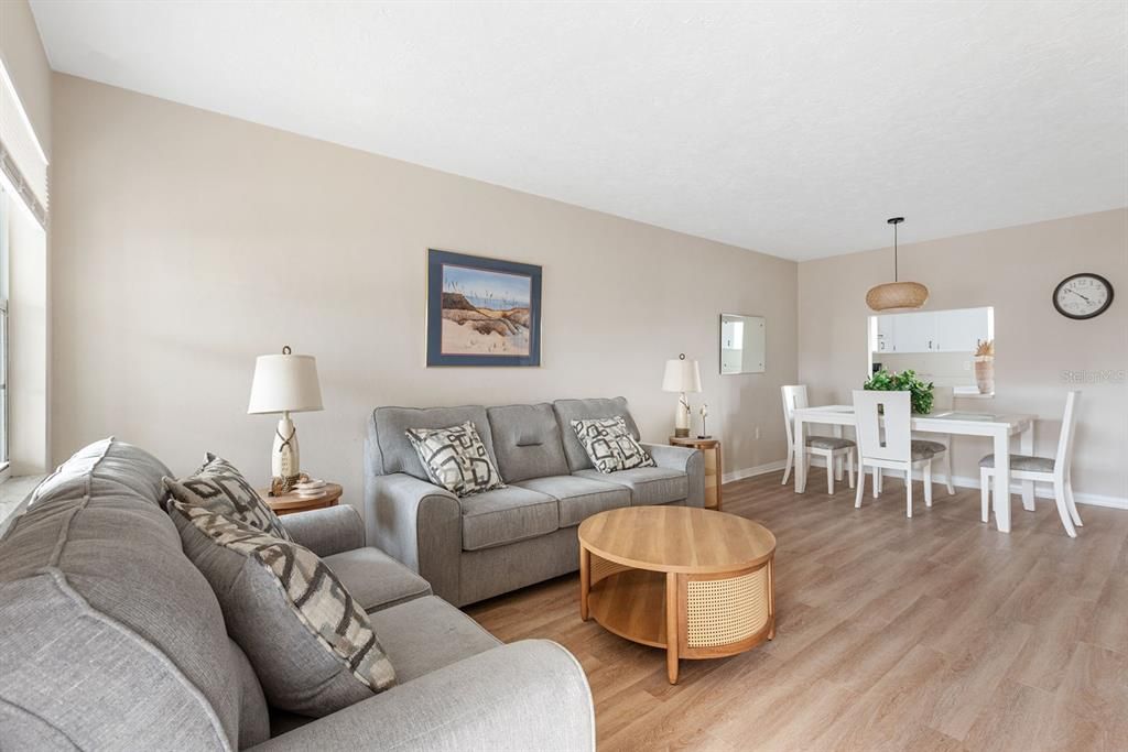 待售: $188,000 (2 贝兹, 2 浴室, 1056 平方英尺)