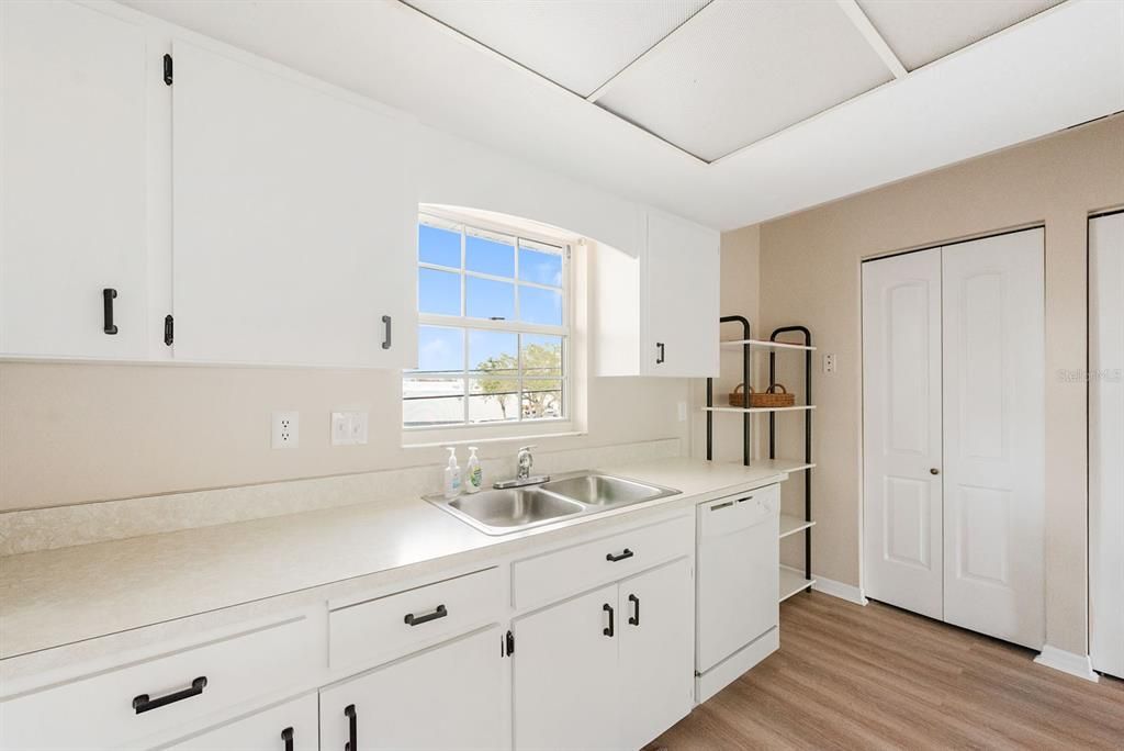 待售: $188,000 (2 贝兹, 2 浴室, 1056 平方英尺)