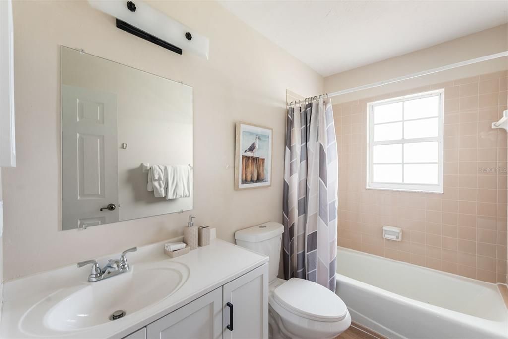 待售: $188,000 (2 贝兹, 2 浴室, 1056 平方英尺)