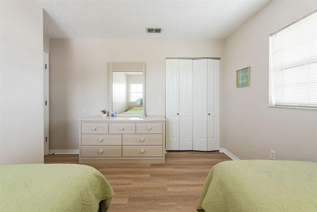 待售: $188,000 (2 贝兹, 2 浴室, 1056 平方英尺)