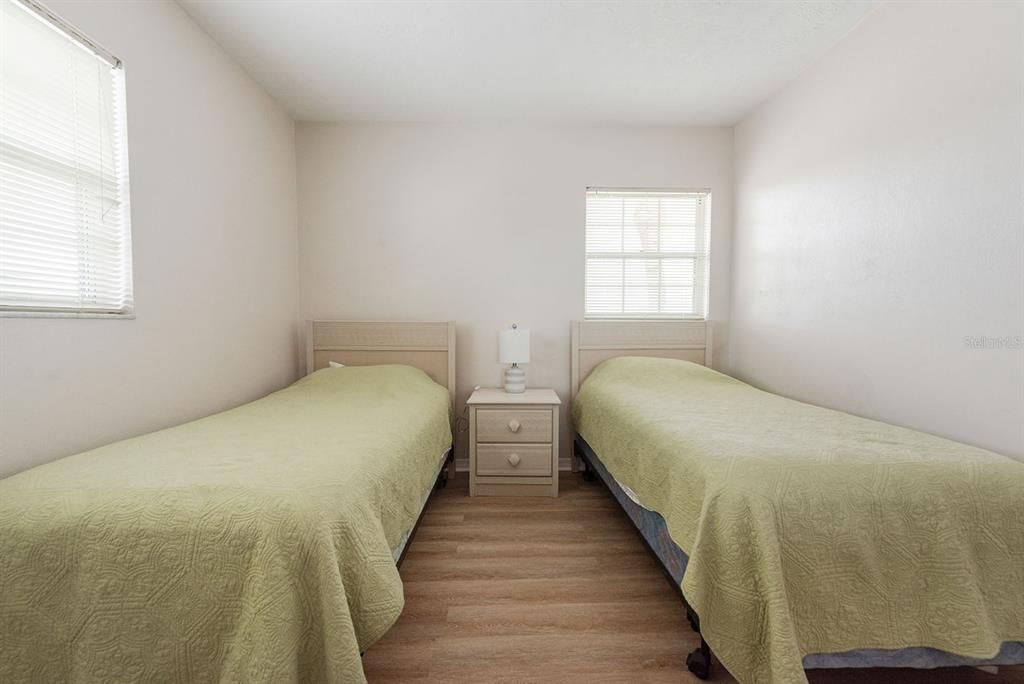 待售: $188,000 (2 贝兹, 2 浴室, 1056 平方英尺)