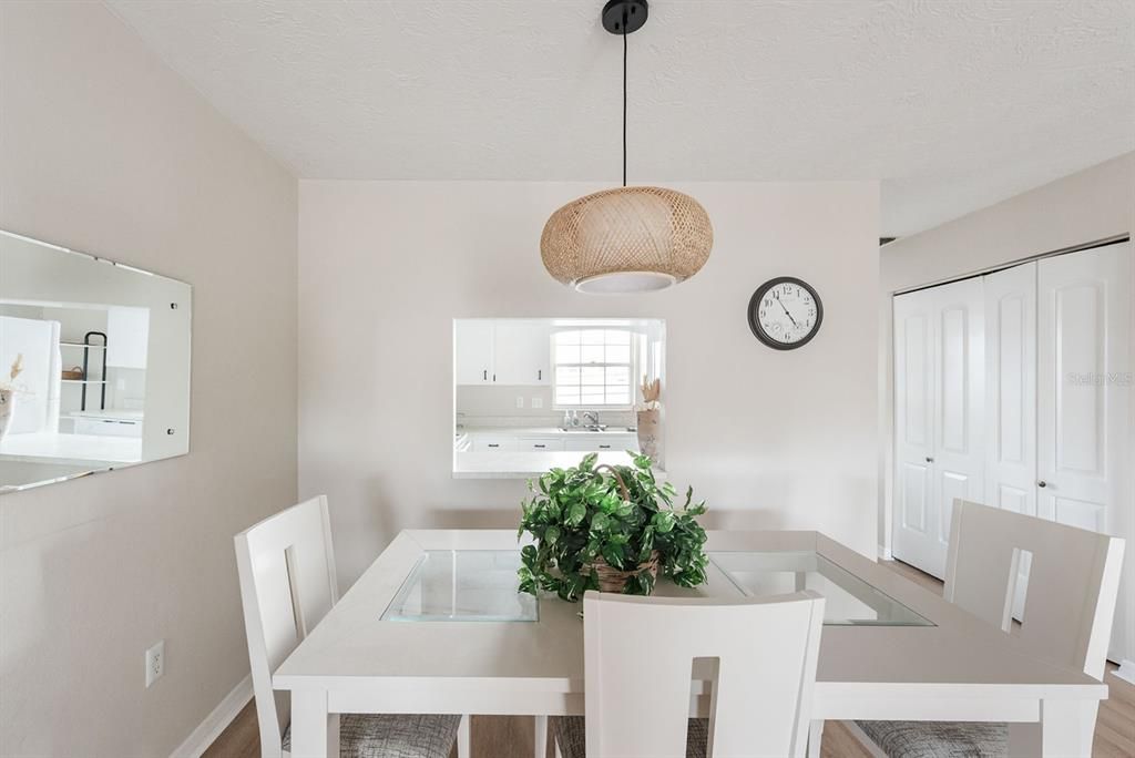 待售: $188,000 (2 贝兹, 2 浴室, 1056 平方英尺)