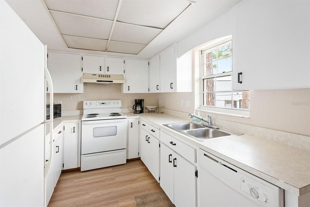 待售: $188,000 (2 贝兹, 2 浴室, 1056 平方英尺)