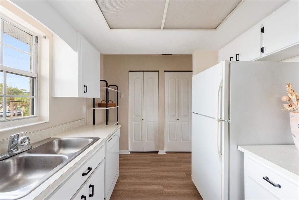 待售: $188,000 (2 贝兹, 2 浴室, 1056 平方英尺)