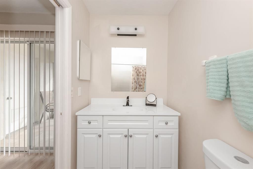 待售: $188,000 (2 贝兹, 2 浴室, 1056 平方英尺)