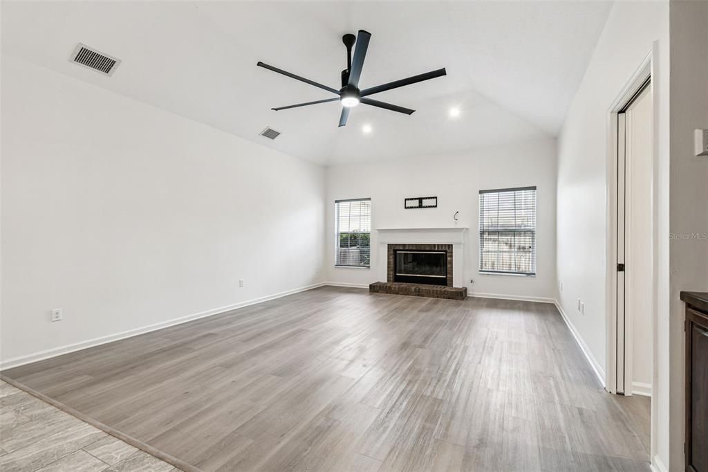 Active With Contract: $640,000 (4 beds, 2 baths, 2498 Square Feet)