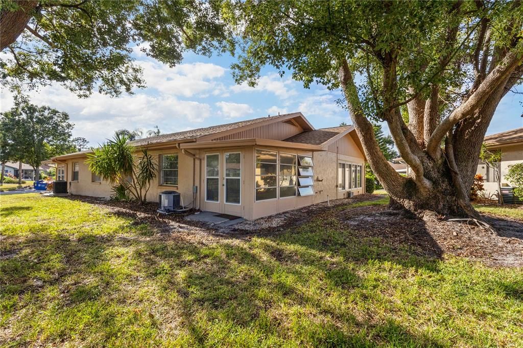 Active With Contract: $1,600 (2 beds, 2 baths, 984 Square Feet)