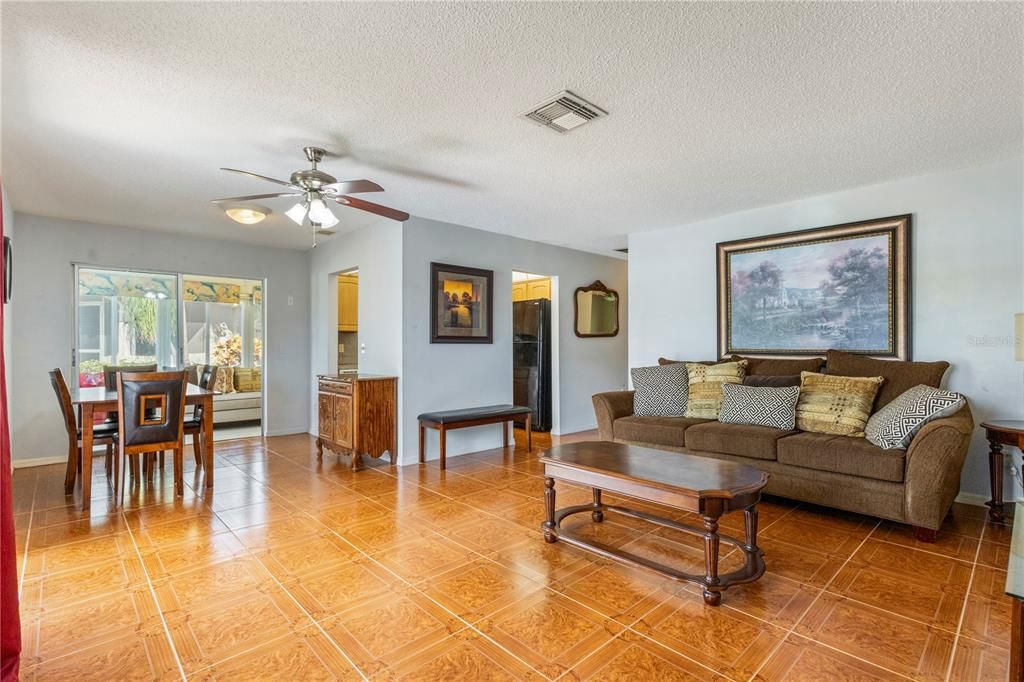 Active With Contract: $1,600 (2 beds, 2 baths, 984 Square Feet)