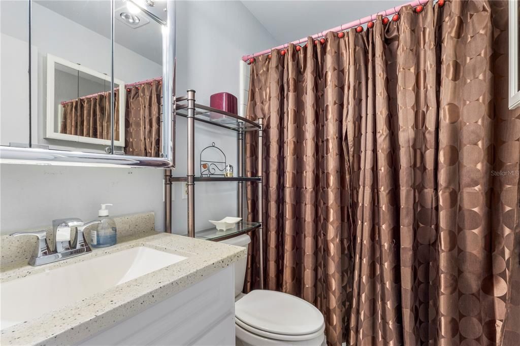 Active With Contract: $1,600 (2 beds, 2 baths, 984 Square Feet)