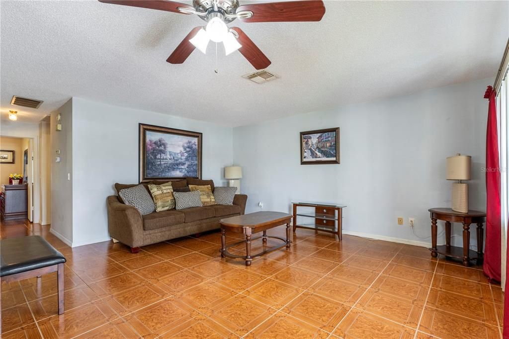 Active With Contract: $1,600 (2 beds, 2 baths, 984 Square Feet)