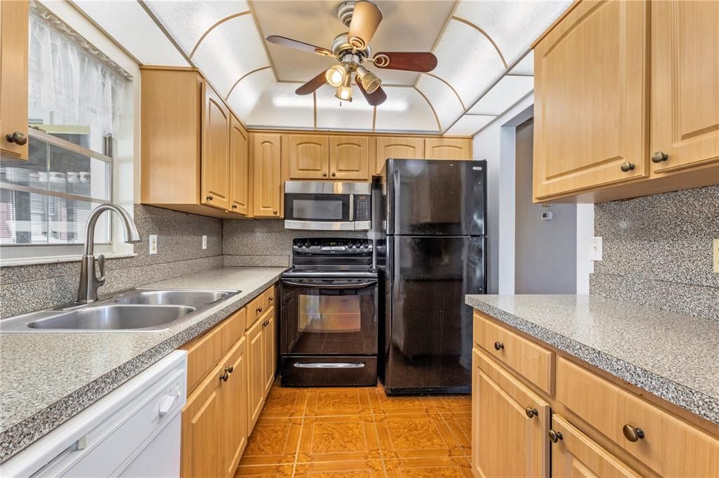 Active With Contract: $1,600 (2 beds, 2 baths, 984 Square Feet)