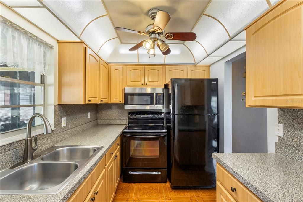 Active With Contract: $1,600 (2 beds, 2 baths, 984 Square Feet)