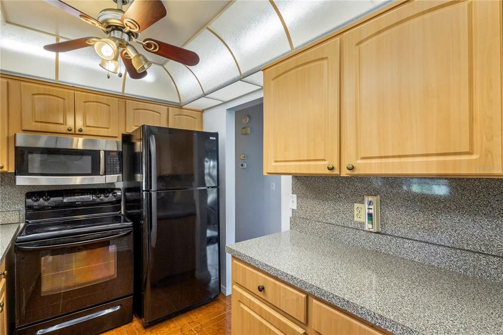 Active With Contract: $1,600 (2 beds, 2 baths, 984 Square Feet)