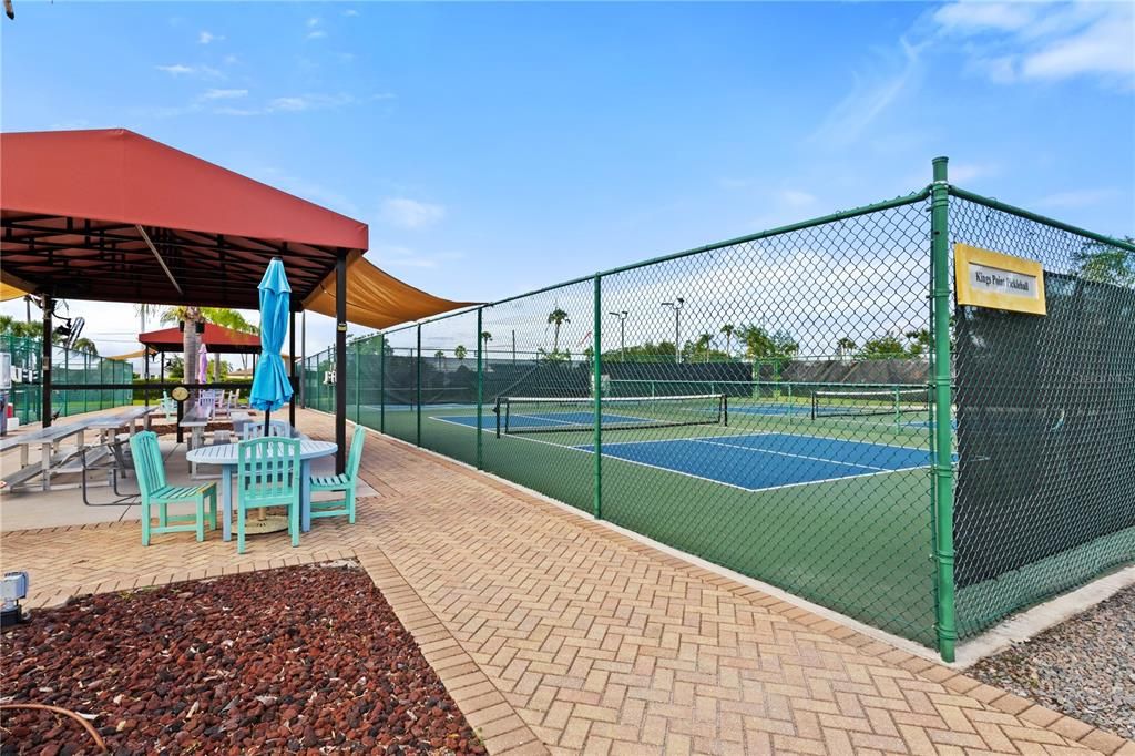 Active With Contract: $1,600 (2 beds, 2 baths, 984 Square Feet)