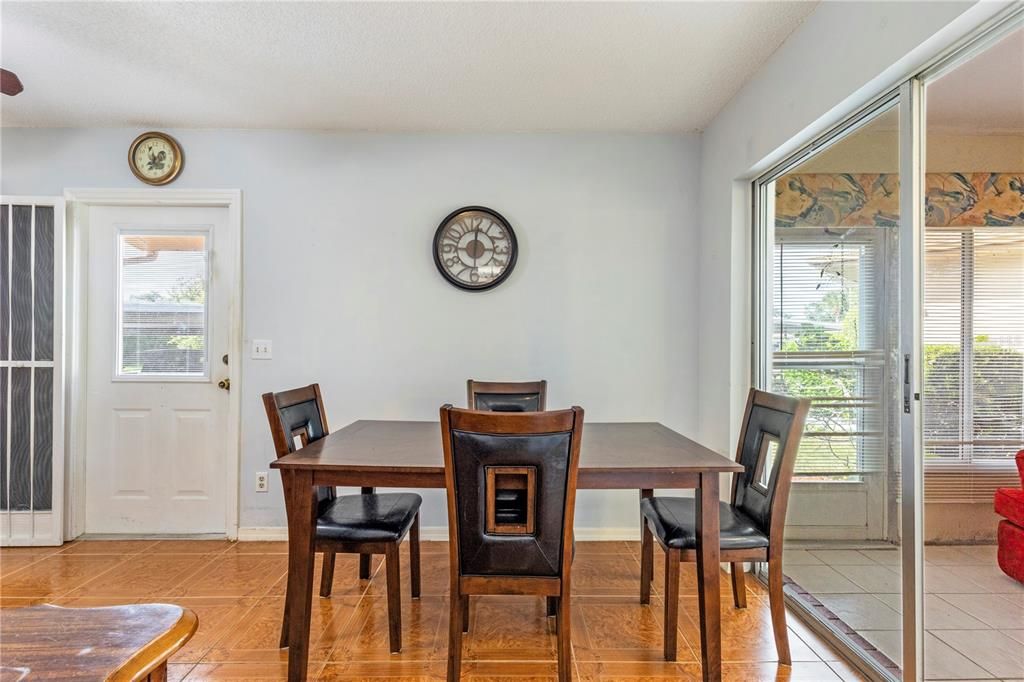Active With Contract: $1,600 (2 beds, 2 baths, 984 Square Feet)