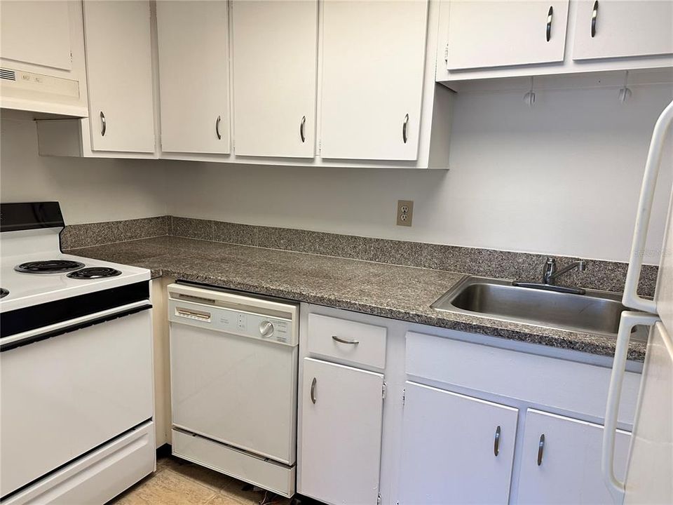 For Rent: $1,200 (1 beds, 1 baths, 550 Square Feet)