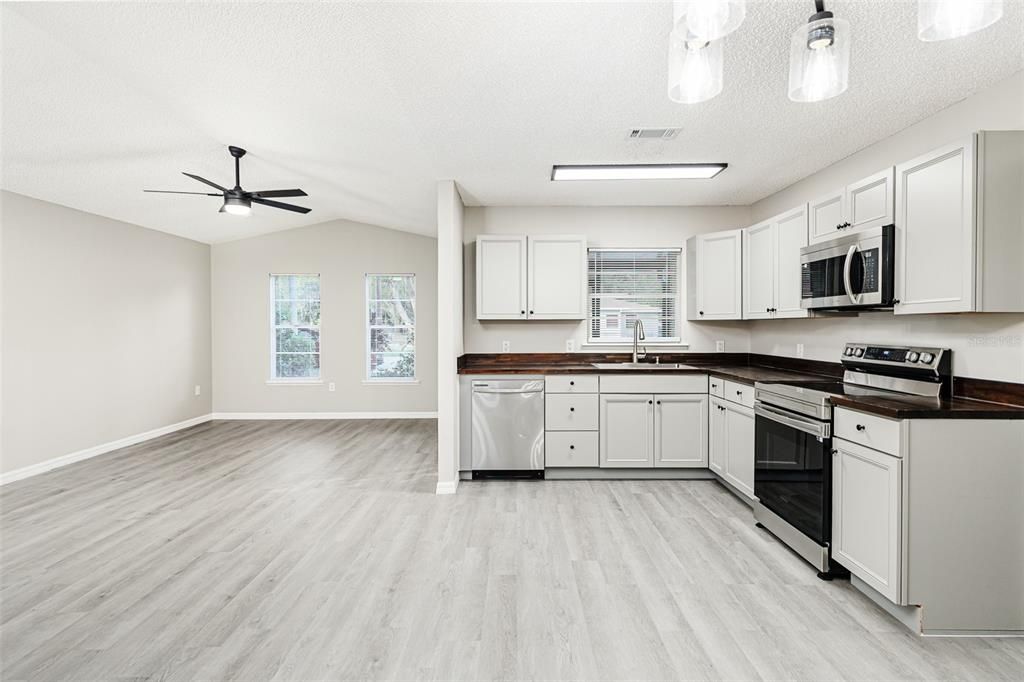 Active With Contract: $249,998 (3 beds, 2 baths, 1250 Square Feet)