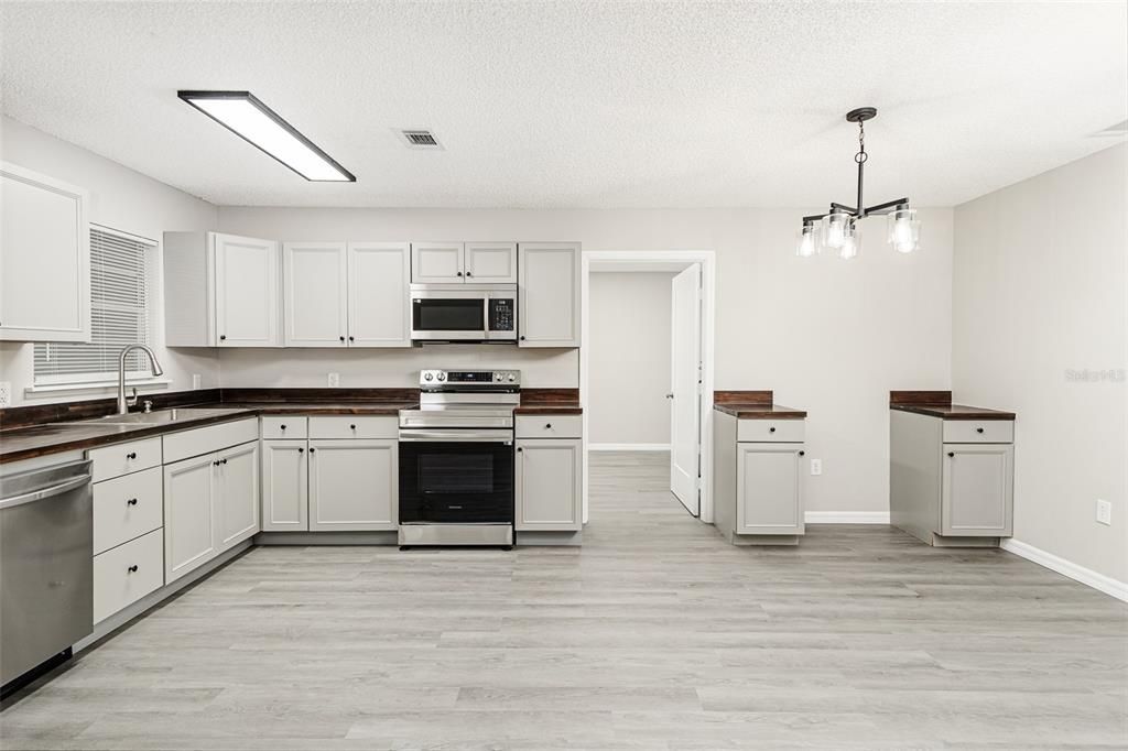 Active With Contract: $249,998 (3 beds, 2 baths, 1250 Square Feet)