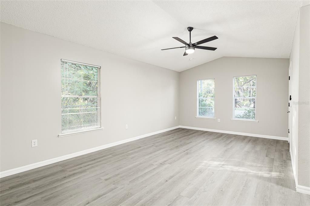 Active With Contract: $249,998 (3 beds, 2 baths, 1250 Square Feet)