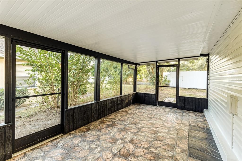 Active With Contract: $249,998 (3 beds, 2 baths, 1250 Square Feet)